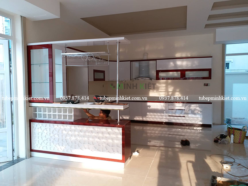 Tủ bếp đẹp chữ u quầy bar CTB010 được thi công tại nhà chị Bảo Ngọc - quận 8.